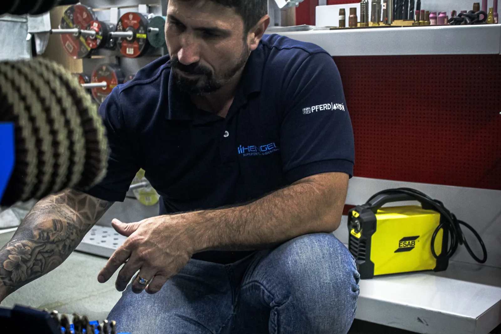 Consultor técnico da Hengel com equipamento de solda ESAB no estoque